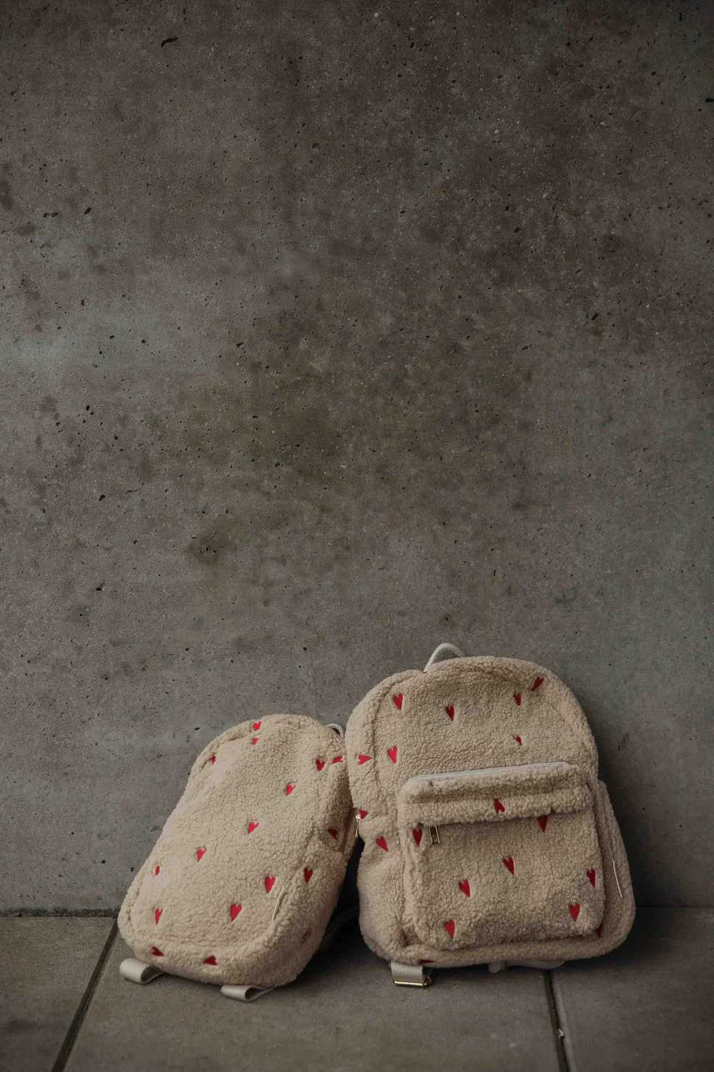 Studio Noos - Midi Backpacks - Sac à dos enfant avec cœurs brodés - Sac à dos Teddy Hearts avec poche frontale – Image 5