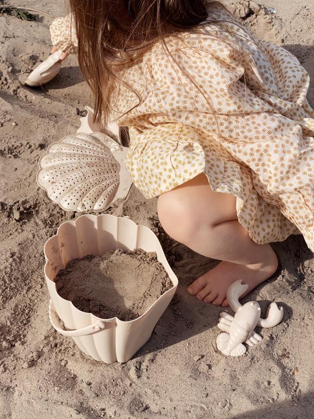 Konges Slojd - Set de plage - Seau en forme de coquillage avec poignée, une pelle en forme de coquillage et trois moules à sable amusants – Image 2