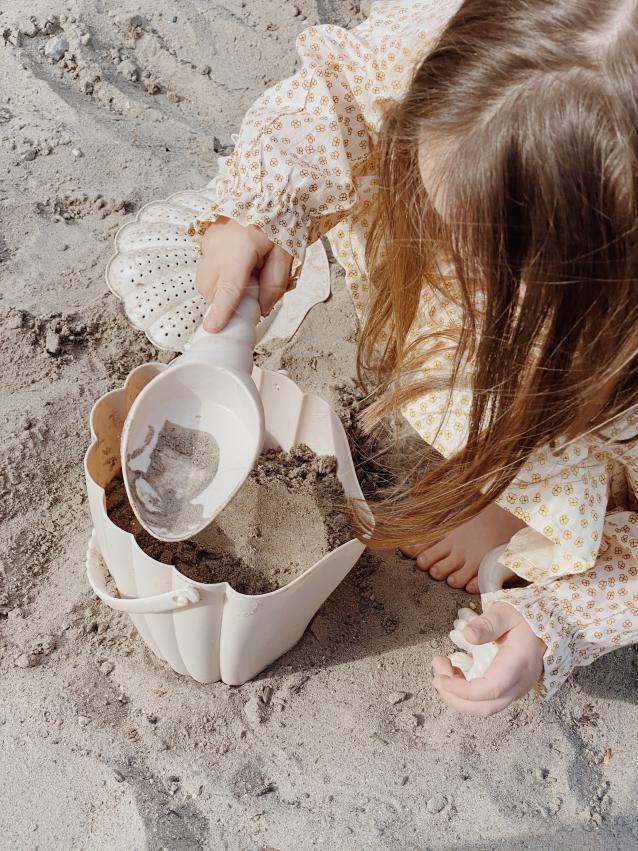 Konges Slojd - Set de plage - Seau en forme de coquillage avec poignée, une pelle en forme de coquillage et trois moules à sable amusants – Image 3